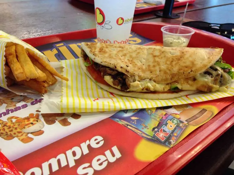 Bebelu Sanduíches - Combo Pai D'Égua e Macaxeiras Fritas