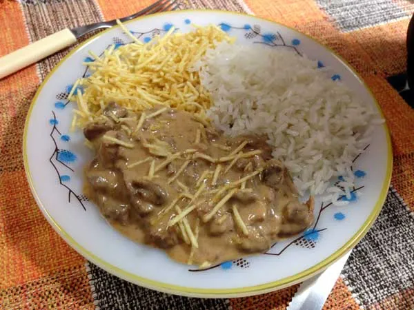 Bistrôgonofe - Prato com Strogonoff de Carne, Arroz e Batata Palha