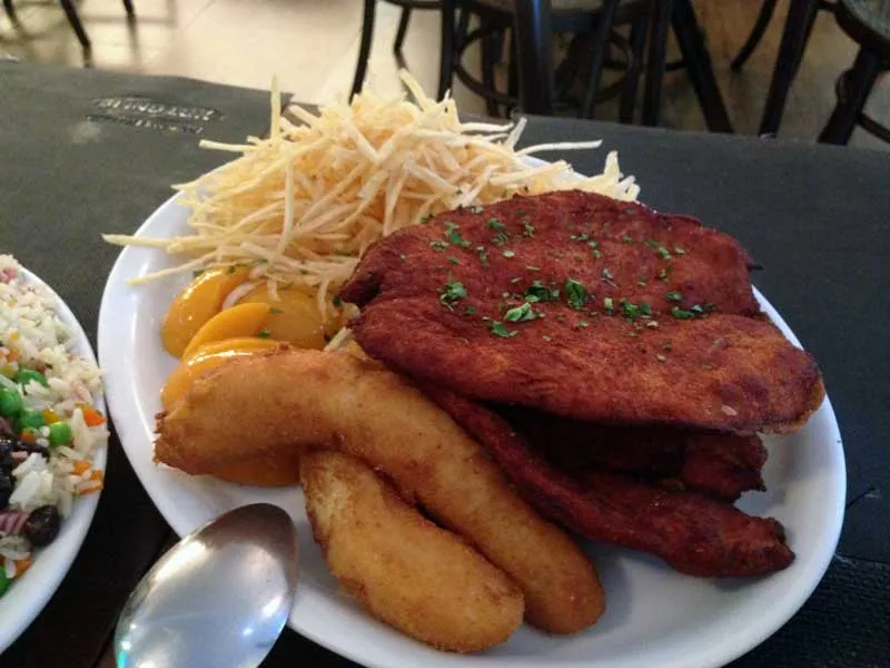 Botequim Mercatto Flamboyant - Frango à Milanesa, Banana à Milanesa, Pêssego e Batata Palha