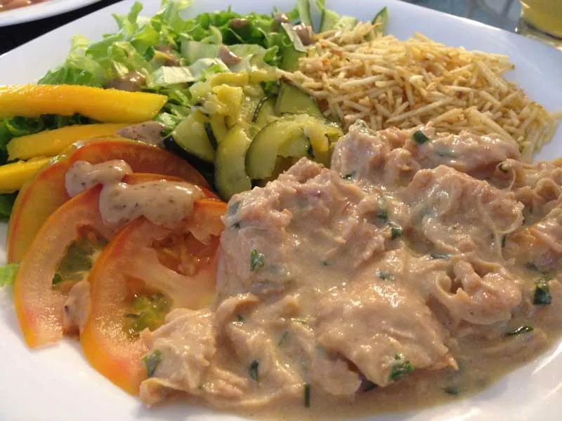 Café Português - Almoço Executivo: Fricassê de Frango, Salada e Batata Palha
