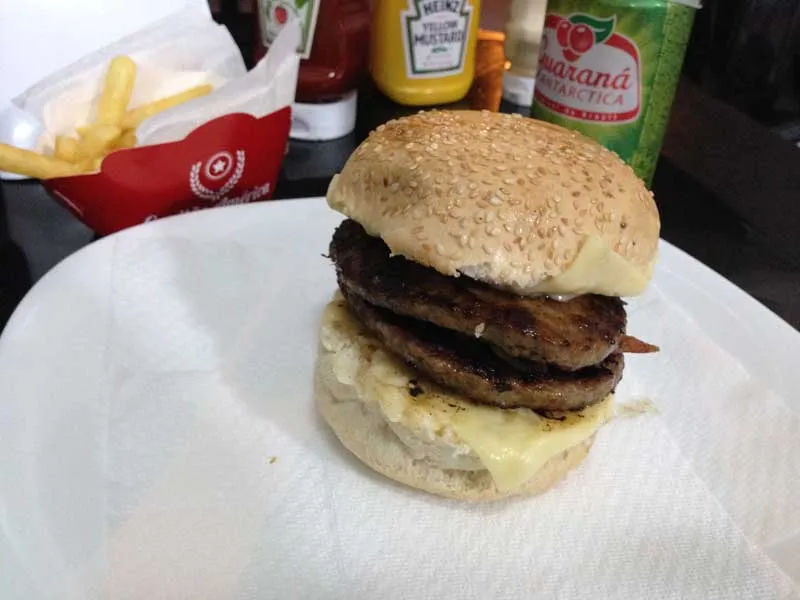 Capitão América Sanduicheria - Sanduíche Iron Burguer e Batatas Fritas
