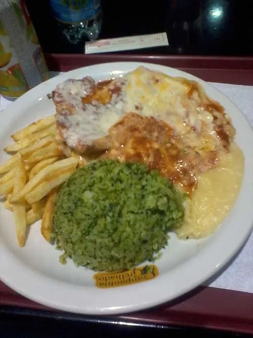 Companhia do Grelhado - Parmegiana de Frango, arroz com brocolis, batatas fritas e purê de babatas