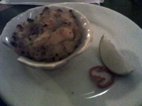 Contemporane Restaurante - Casquinha de Bacalhau: Pasta de Bacalhau Desfiado levemente picante, servida em conha de vieiras.