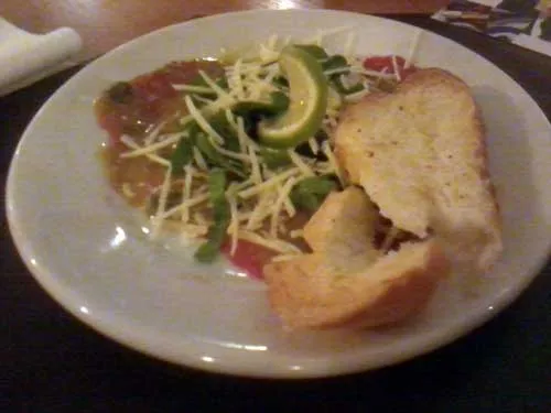 Contemporane Restaurante - Mini Carpaccio de Lagarto: Lâminas de Lagarto, Rúcula,  Parmessão Faixa Azul e Molho de Mostardas com Alcaparras.