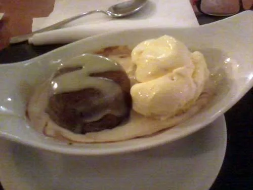 Contemporate Restaurante - Petit Gateau de Chocolate: Bolinho Quente de Chocolate com Ganache de Chocolate Branco e Sorvete de Creme.