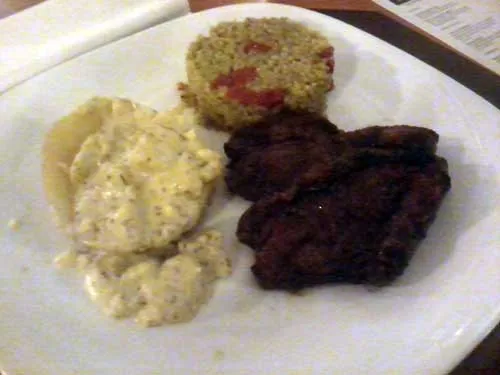 Contemporane Restaurante - Picanha Riviera: Picanha Grelhada, Batata Recheada ao Molho de Gorgonzola e Ervas e Arroz Integral com Tomates Secos.