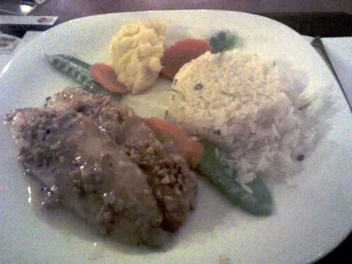 Contemporane Restaurante - Truta com Amêndoas: Filé de truta grelhado no azeite com molho de amêndoas, arroz branco com raspas de limão, purê de batata, cenoura e ervilha torta.