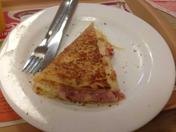 Della Panificadora e Confeitaria - Crepe Napolitano - Pedaço