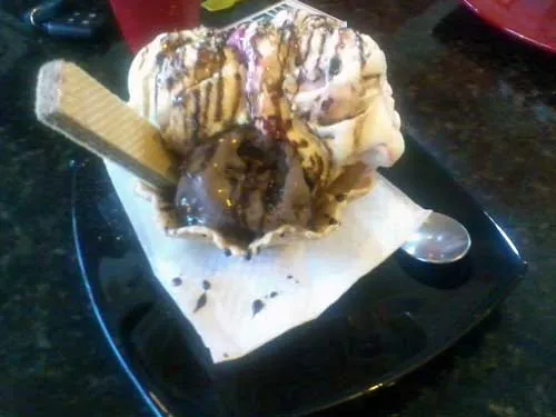 Don Gelato - Cestinha com Wafer, Sorvete de Trufas, Pavê Italiano e Frutas Vermelhas