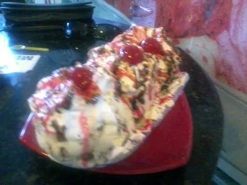 Don Gelato - Don Split: Cobertura - Marsmallow, Chantily, Castanha e Banana, Sorvete - Pavê Italiano, Iogurte com Amora e Chocolate Nevado