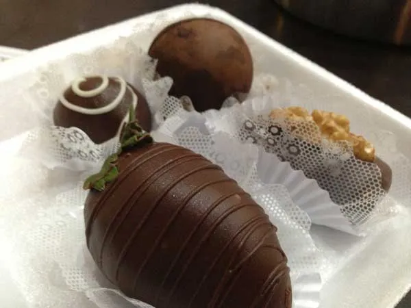 Empório Della - Docinhos: Chocolate com Morango, Chocolate com Nozes, Chocolate Diet e Bombons