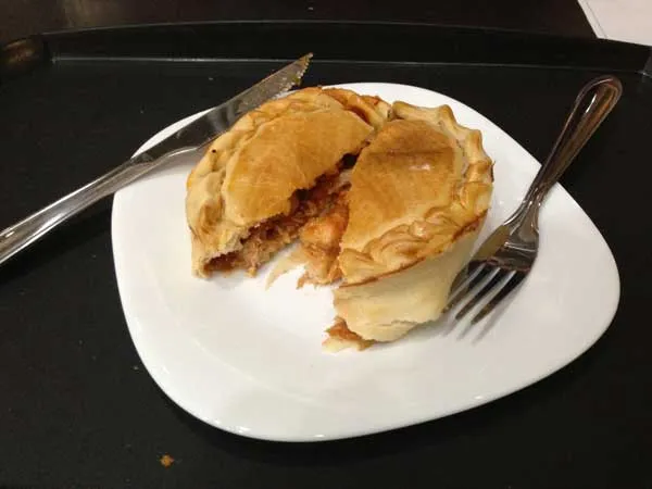 Empório Della - Empadinha de Frango Cortada