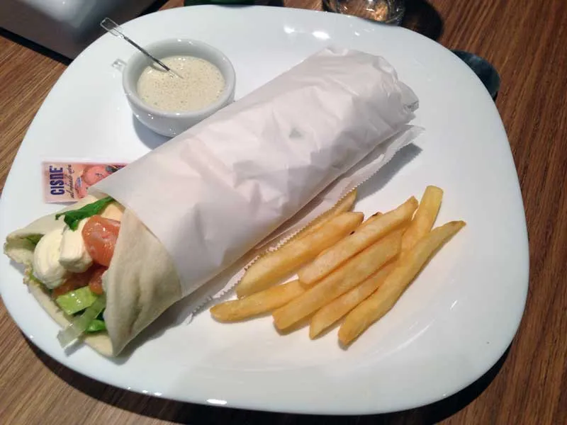 Falak Kebaberia - Kebab de Salmão com Cream Cheese