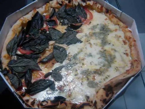 Flamboyant Grill e Pizzaria - Pizza Meia Marguerita, Meia Quatro Queijos