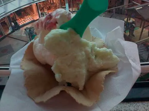 Freddissimo Gelateria - Sorvete de Yogurt com Blueberry e Abacaxi com Hortelã