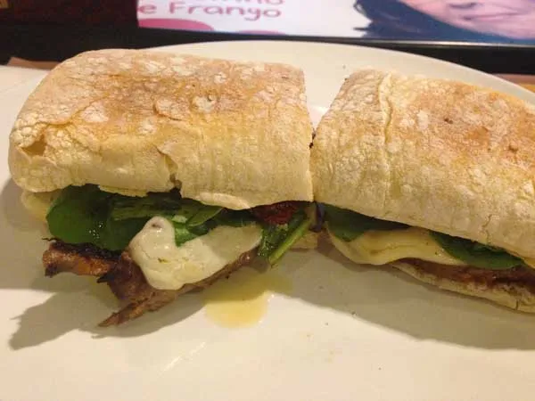 Komiketo Goiânia Shopping - Sanduíche de Pão Ciabatta, FIlé Mignon e Rúcula
