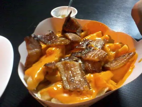 Komiketo Sanduicheria - Batatas Fritas com Bacon e Queijo Cheddar