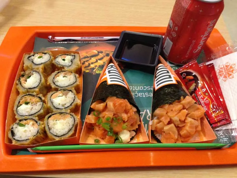 Koni Japa Fast Food - Kombo 2: Hots Philadelfia e Konis (Temakis)