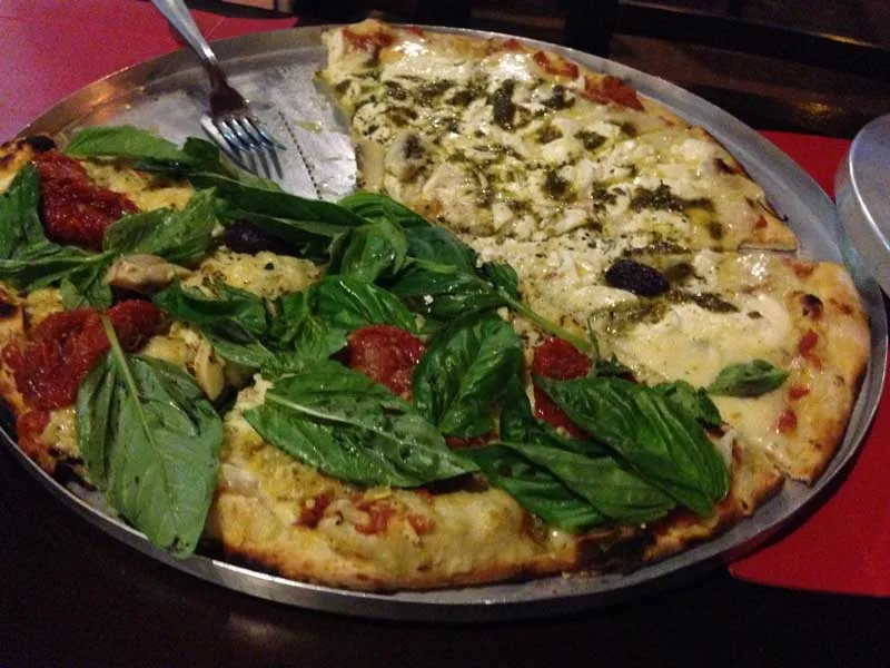 La Fornalha Restaurante e Pizzaria - Pizza Meia ao Pesto, Meia La Fornalha