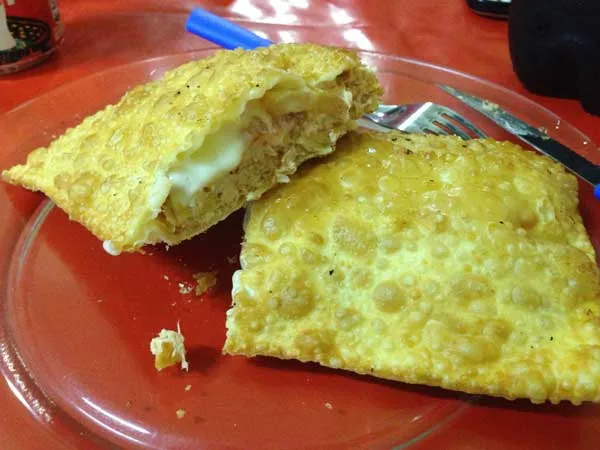 Megha Pastéis - Pastel de Frango, Catupiry e Tomate - Cortado