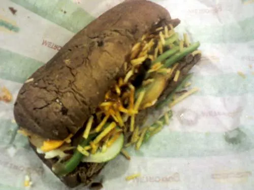 Metro Dip - Pão Australiano, Carne de Churrasco, Batata Palha, Alface, Queijo Cheddar, Azeitonas Pretas e Molho Cesar