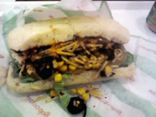 Metro Dip - Pão de Orégano com Queijo, Carne de Churrasco, Batata Palha, Alface, Queijo Polenguinho, Azeitonas Pretas, Milho e Molho de Mostarda