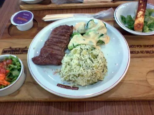 Montana Grill Express - Bife Ancho, Arroz com Brócolis, Brócolis com molho, Salada (Tomate, Alface e Cenoura), Molho Barbacue e Queijo Coalho