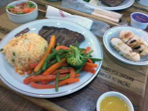Montana Grill Express - Picanha Express, Arroz à Grega, Legumes Sauté, Salada (Tomates, Alface e Cenoura), Molho de Mostarda e Pão com Alho