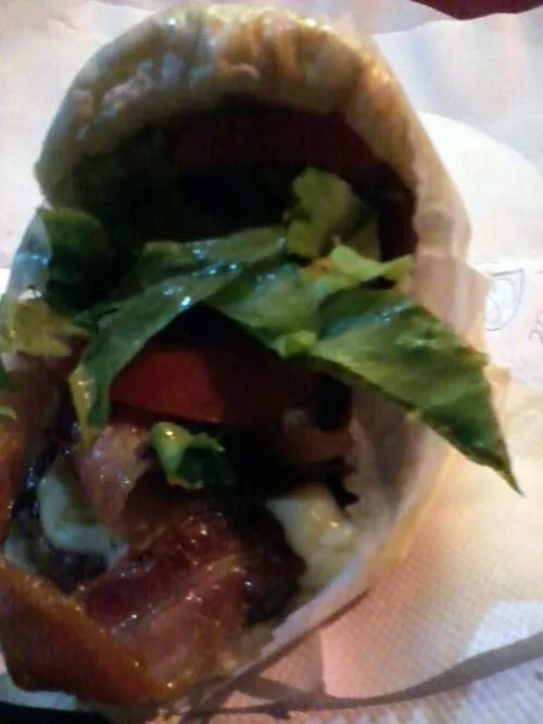 Mr Sacada - Sanduíche Sacada 3E - Hambúrguer, Pão, Queijo, Bacon, Alface e Tomate