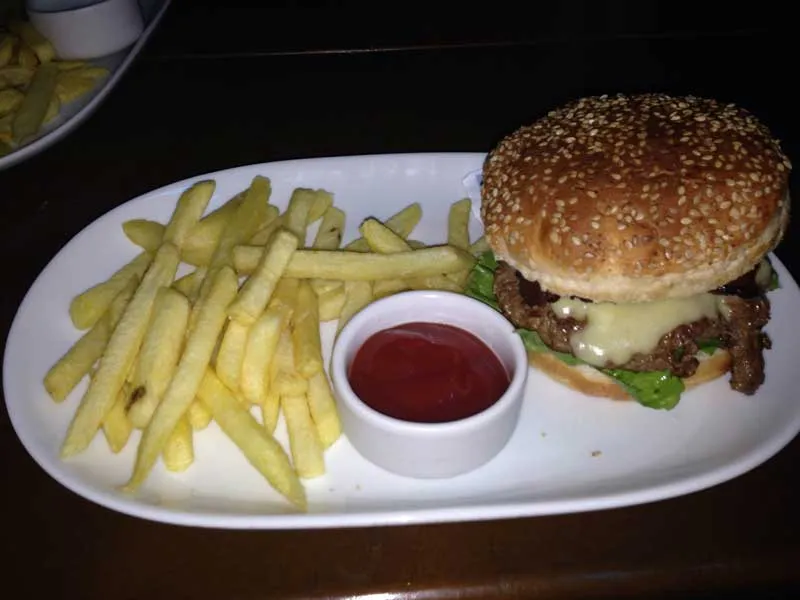 Natividade Bar: Sanduíche de Fraldinha com ketchup e Batatas Fritas