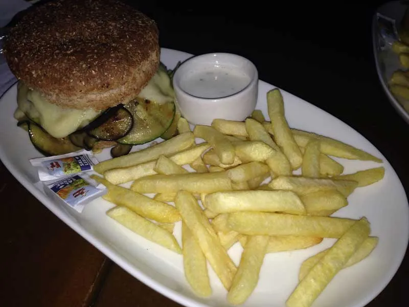 Natividade Bar: Sanduíche Vegetariano, Molho do Chef e Batatas Fritas