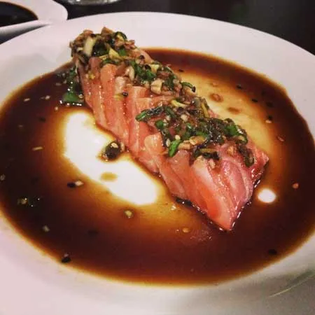 Nirá Restaurante Japônes - Salmão com Molho Tataki