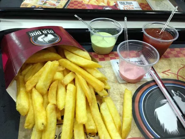 Old Dog Dogueria - Batatas Fritas com Molho de Ervas, Molho de Alho e Ketchup