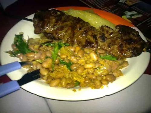 Pilão Bar e Restaurante - Espetinho de Filé, Feijão Tropeiro e Mandioca