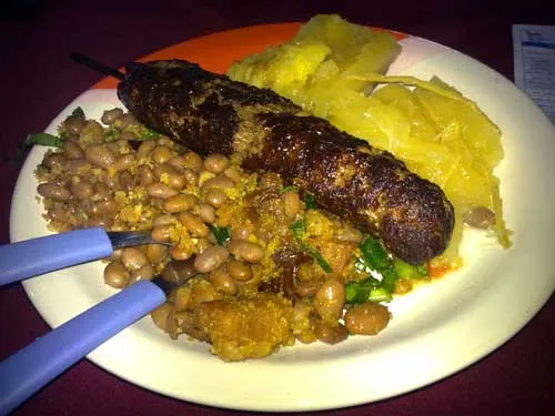 Pilão Bar e Restaurante - Espetinho de Kafta, Feijão Tropeiro e Mandioca