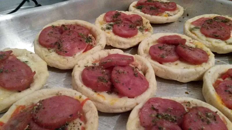 Pizza Fácil - Mini Pizzas: Queijo, Calabresa e Orégano