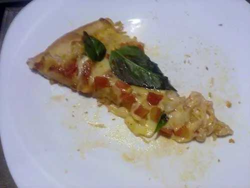 Pomodoro Pizza & Pasta - Pizza Margherita - Pedaço