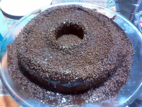 Receita: Bolo Brigadeirão - Bolo com Cobertura de Brigadeiro