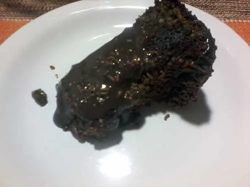 Receita: Bolo Brigadeirão - Pedaço com cobertura de Brigadeiro