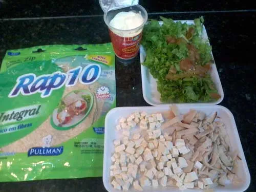 Receita: Wraps Recheados - Ingredientes: Massa, Alface, Queijo, Tomate, Peito de Peru e Requeijão