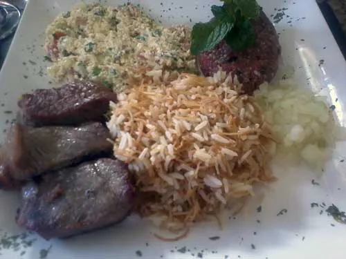 Restaurante Árabe - Contra-Filé assado à moda árabe, arroz com aletria, quibe cru e patê de ariche