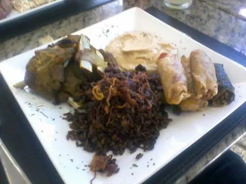 Restaurante Árabe - Cordeiro Assado à moda Árave, arroz com lentilhas, patê de grão de bico e charutos