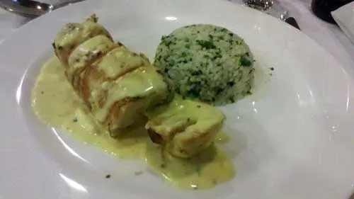 Restaurante Ipê - Prato Principal: Frango Recheado com Mouseline de Shitake e requeijão cremoso acompanhado de Arroz com Brócolis