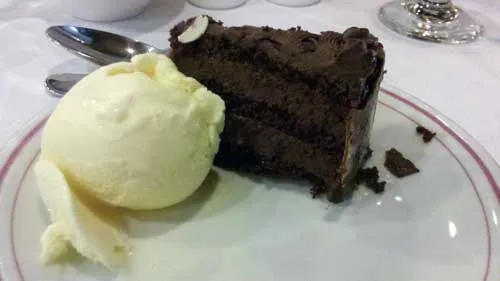 Restaurante Ipê - Sobremesa: Torta de Chocolate Amargo com Sorvete de Creme