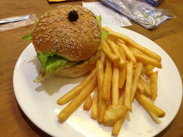 Retrô Foods & Drinks - Sanduíche de Frango com Batatas Fritas