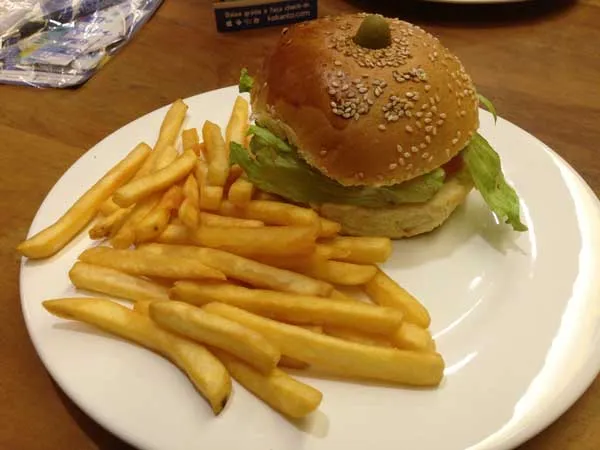 Retrô Foods & Drinks - Sanduíche Tradicional com Batatas Fritas