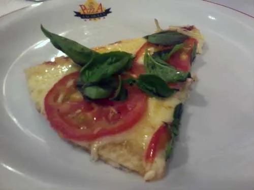 Scarolla Pizzaria - Pizza Meia Margherita - Pedaço