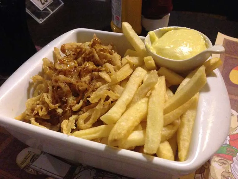 Studio Burger - Batatas Fritas e Onion Strings