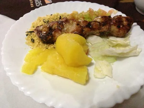 Território da Picanha - Espetinho de Frango com Mandioca, Repolho, Farofa e Tomate