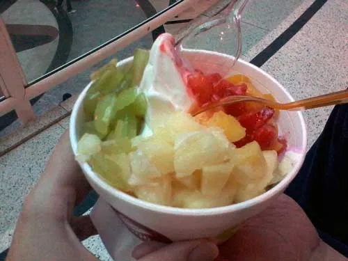 Yoggi - Sorvete Misto: Natural e Jabuticaba com Toppings, Morango, Abacaxi, Pêssego e Uva Verde